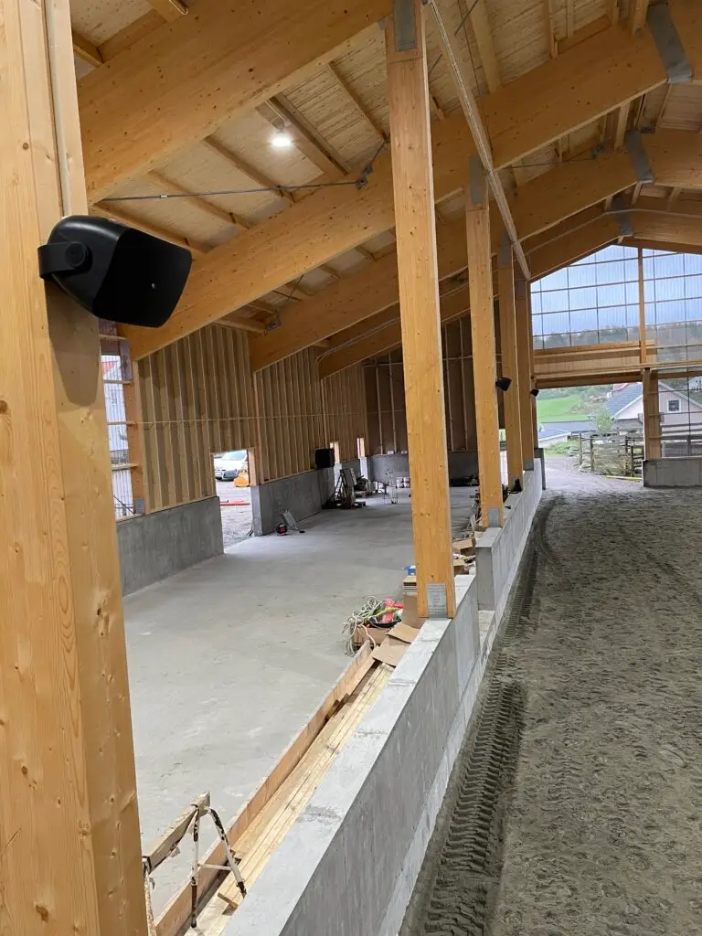 Elektriker installerar Ljudanläggning i ridhus i Uddevalla