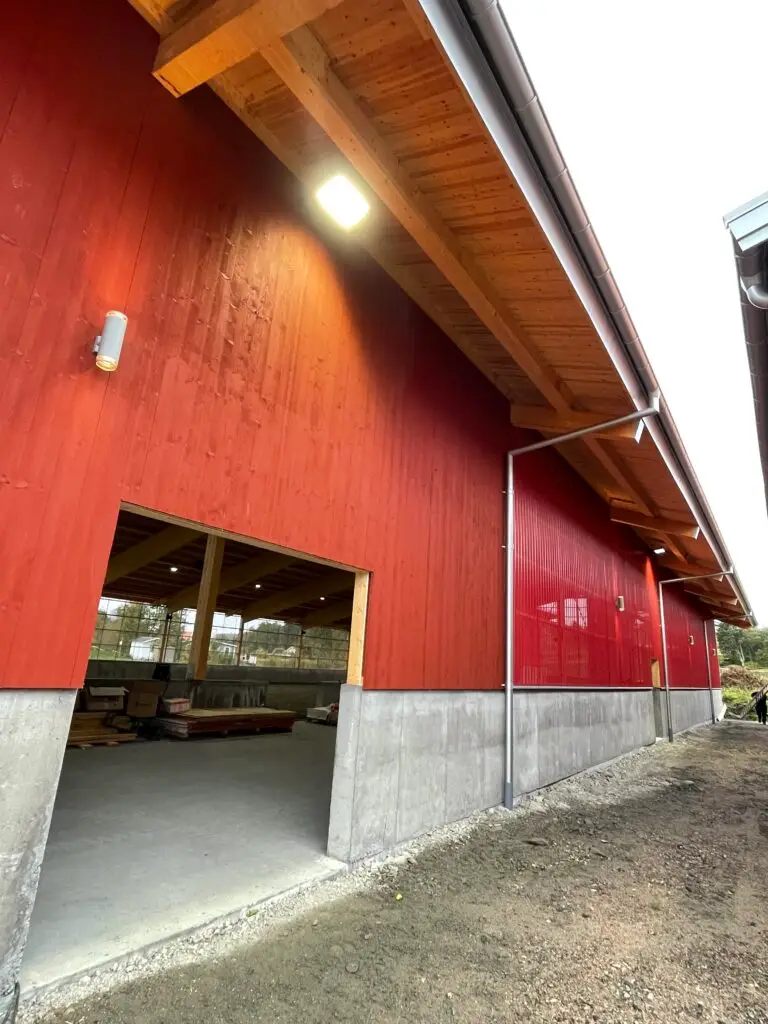 Elektriker installerar belysning i ridhus i Uddevalla