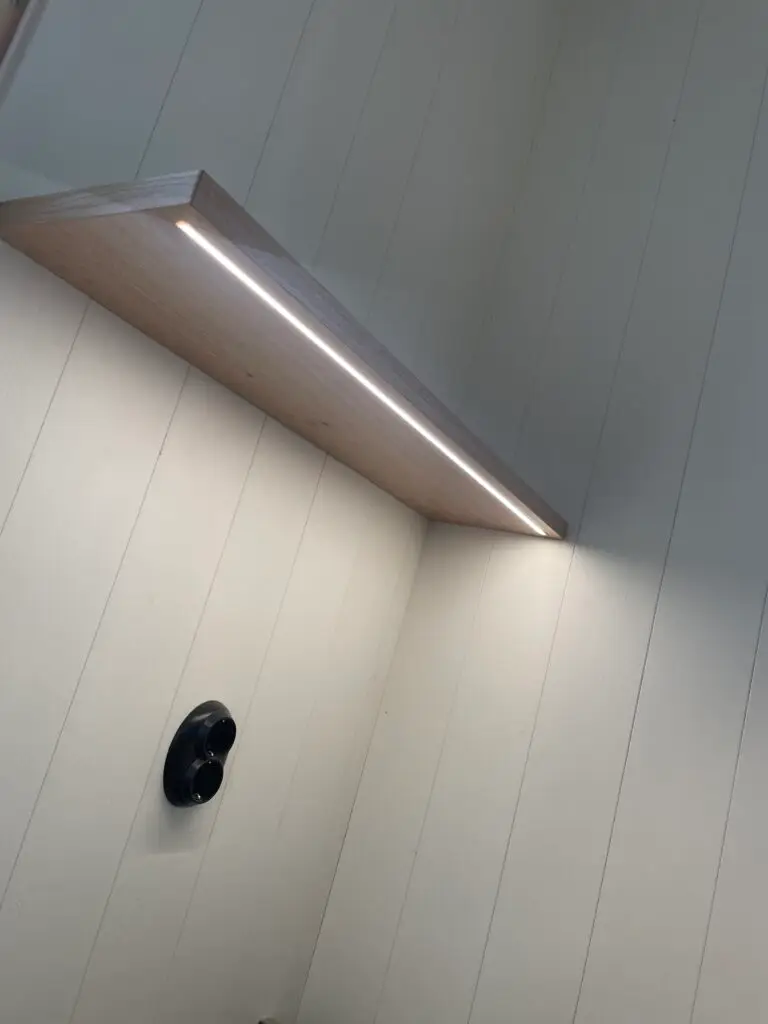 Elektriker installerar infälld ledlist i uddevalla