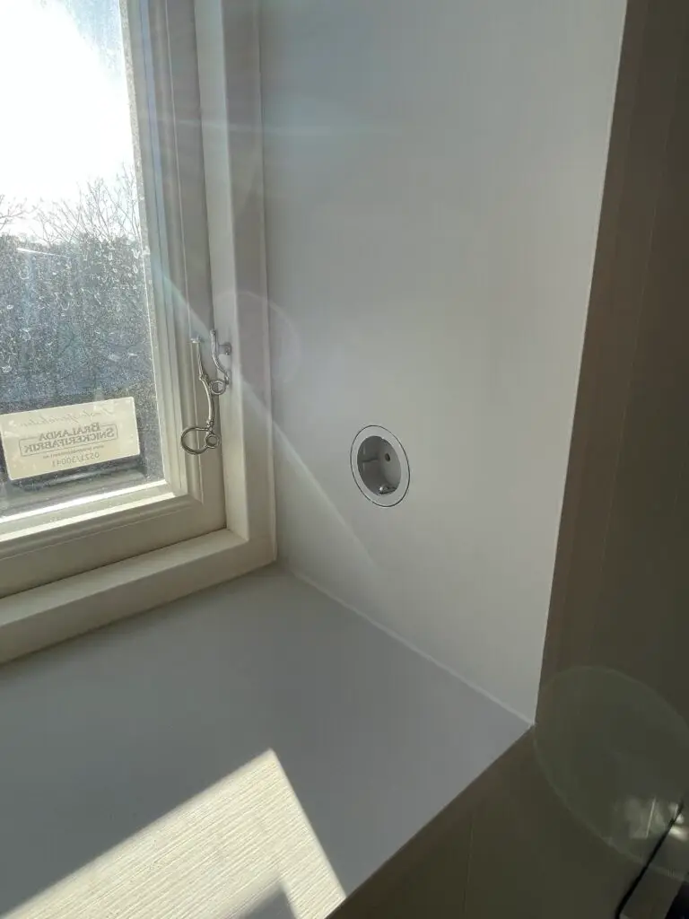 Elektriker installerar uttag i Uddevalla