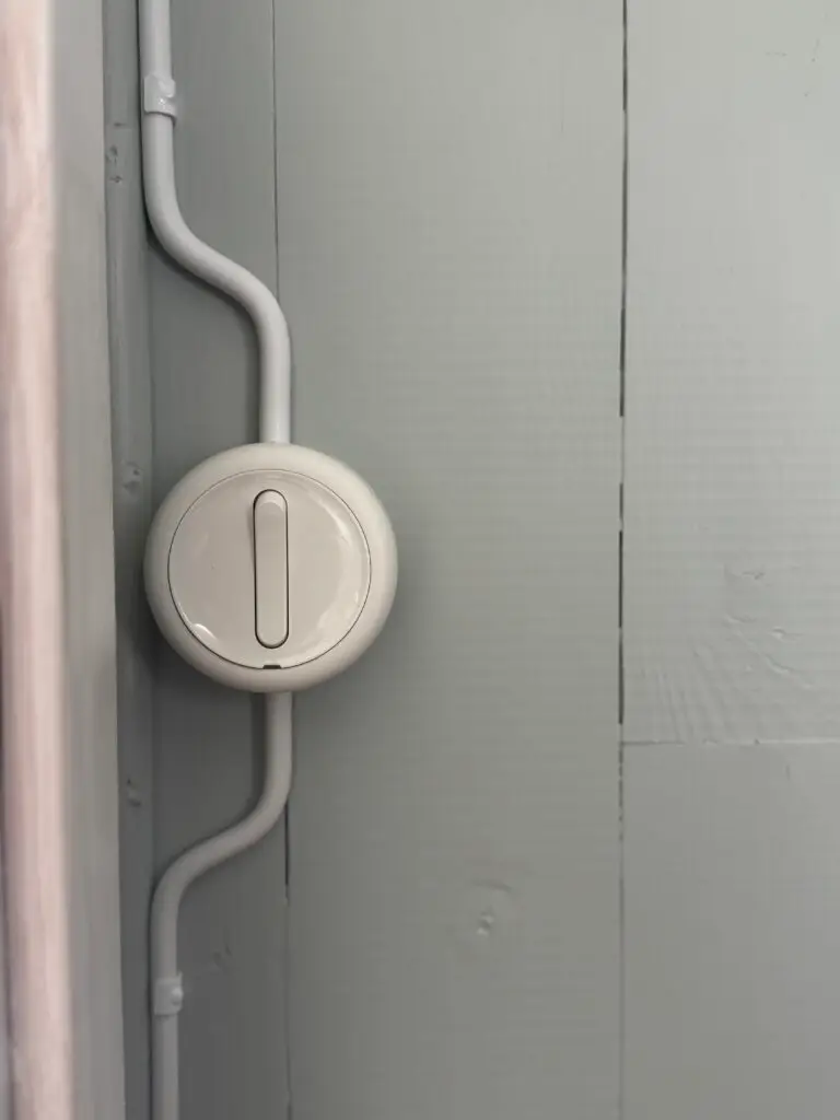 Elektriker installerar brytare i Lysekil