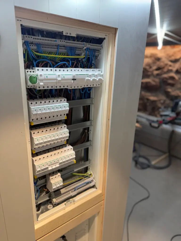 Elektriker bygger elcentral i Lysekil