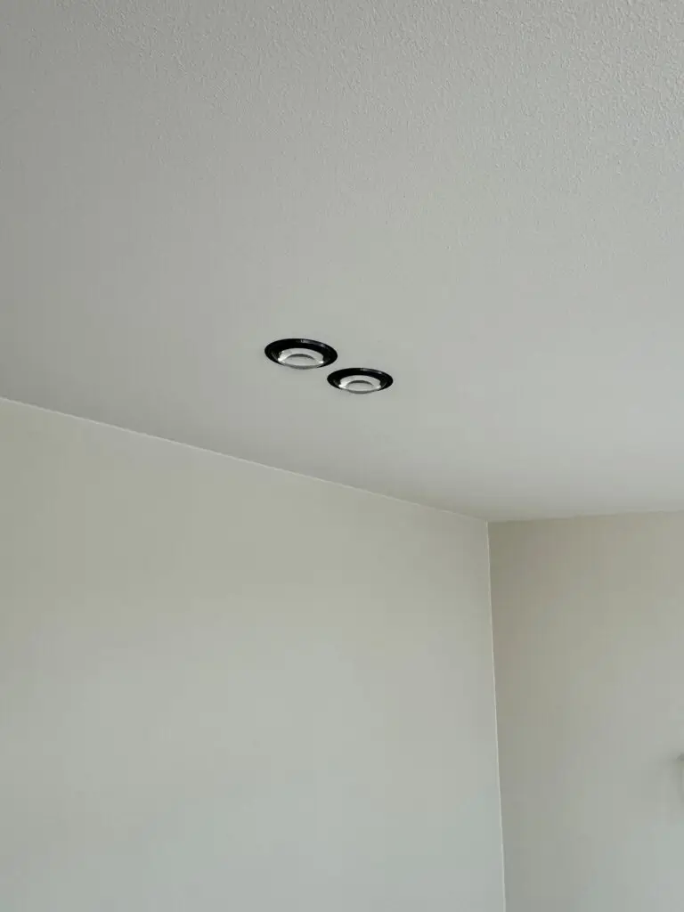 Elektriker installerar spotlights i Uddevalla