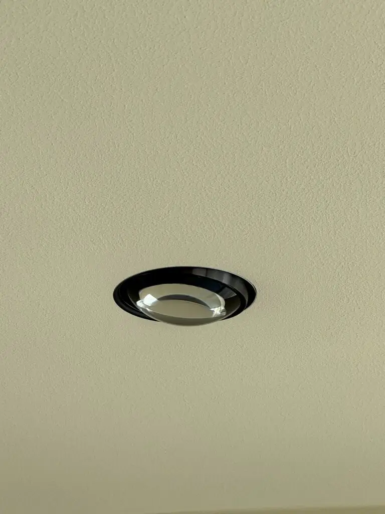 Elektriker installerar ledspotlights i Uddevalla