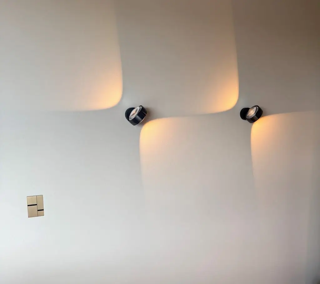 Elektriker installerar Occhio armaturer och Fibonacci brytare i Uddevalla