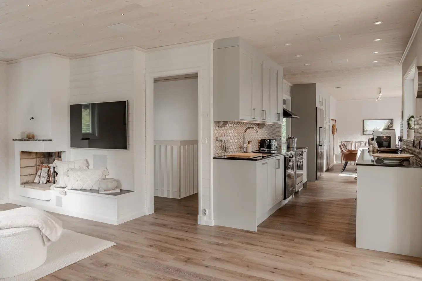 Elektriker installerar belysning i uddevalla