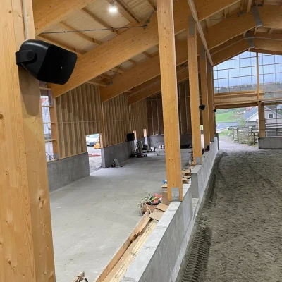 Elektriker installerar Ljudanläggning i ridhus i Uddevalla