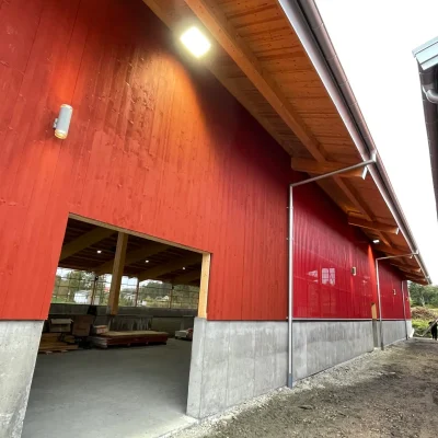 Elektriker installerar belysning i ridhus i Uddevalla