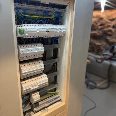 Elektriker bygger elcentral i Lysekil