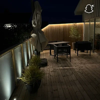 Elektriker installerar utebelysning i Lysekil