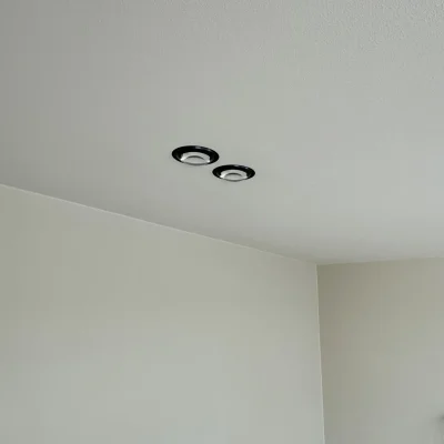 Elektriker installerar spotlights i Uddevalla